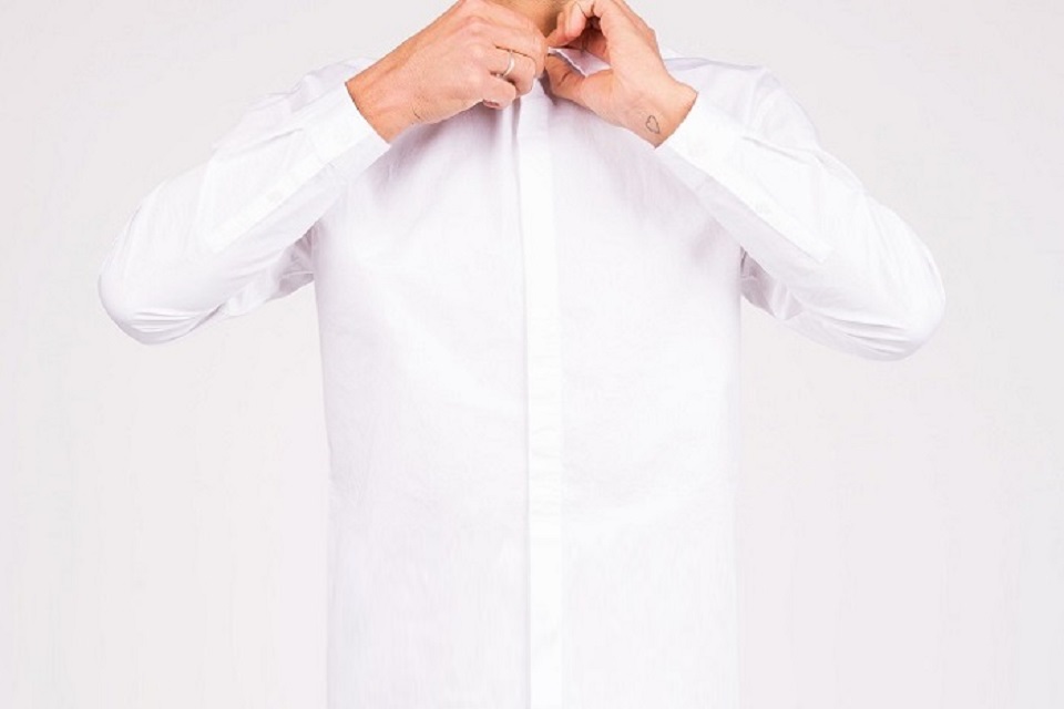 白シャツでイケメンになるには 無個性の定番白シャツ限るという答え メンズファッション初心者がおしゃれになれるサイト Fashile